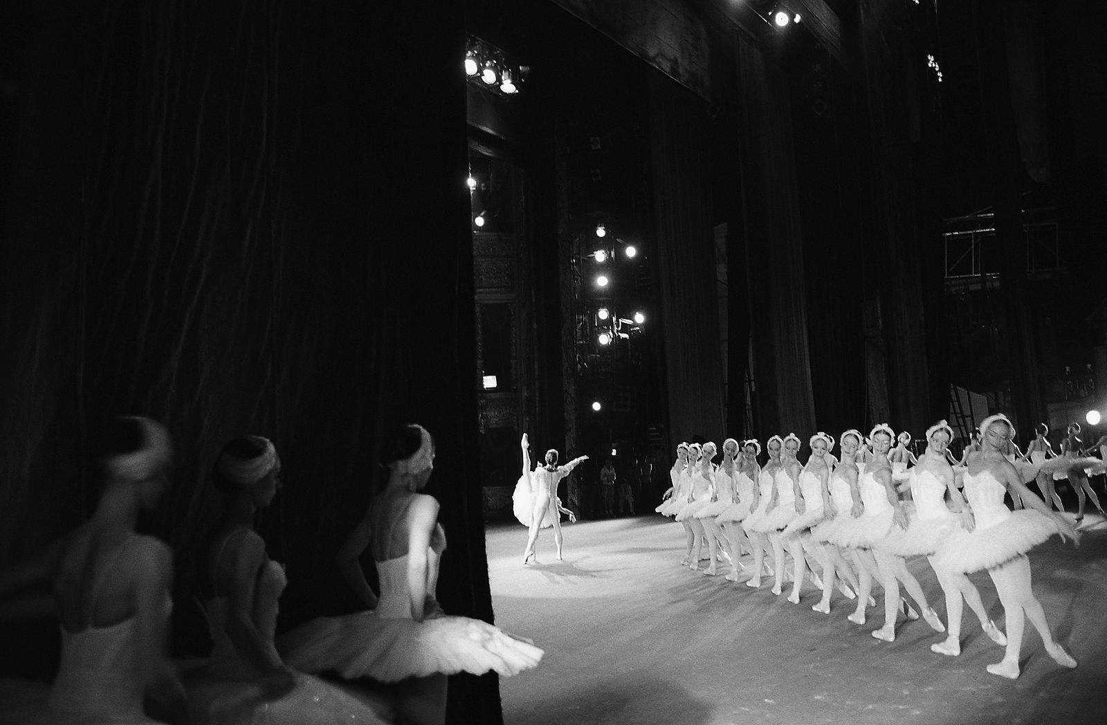 Заключительная сцена балета. Мариинский театр закулисье балерины. Балет Лебединое озеро за кулисами. Балерины за сценой.